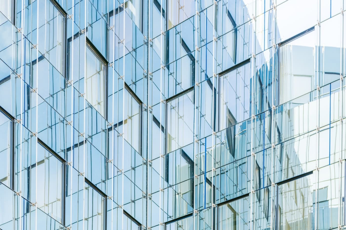 Unitized glass curtain wall rising the full height of a commercial tower